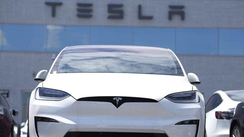 Tesla erkauft sich den Rekordabsatz seiner Elektroautos mit Preissenkungen - und das schlägt auf die Gewinn-Entwicklung durch. Firmenchef Elon Musk zeigte sich dennoch zu weiteren Preisnachlässen bereit, wenn die Konjunktur schlechter werden sollte. …