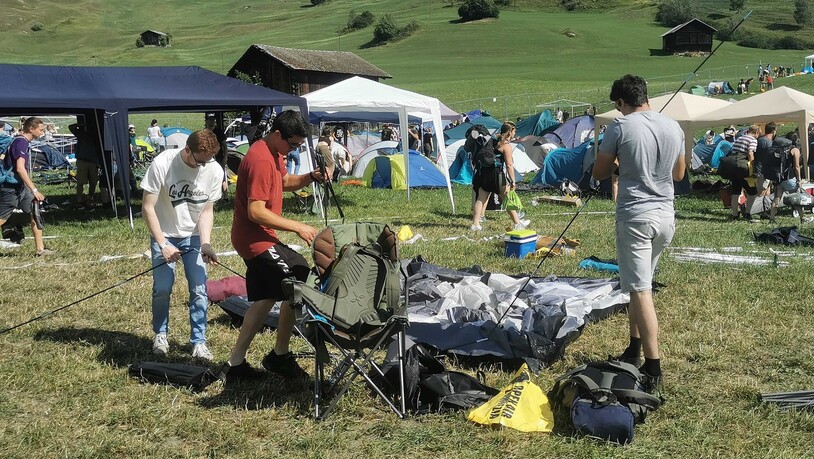 Die Zelte werden aufgestellt: Die Besucherinnen und Besucher machen sich für das Festival bereit.