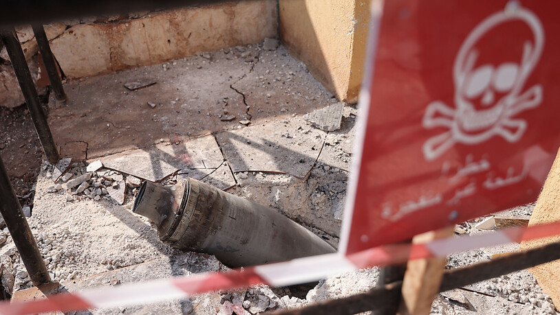 ARCHIV - Der Rest einer Streubombe ist nach einem Angriff zu sehen. Foto: Anas Alkharboutli/dpa