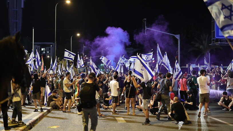 Israelische Demonstranten nehmen an einer Demonstration gegen die Pläne der Regierung des israelischen Premierministers Netanjahu zur Umgestaltung des Justizsystems teil. Foto: Ilia Yefimovich/dpa