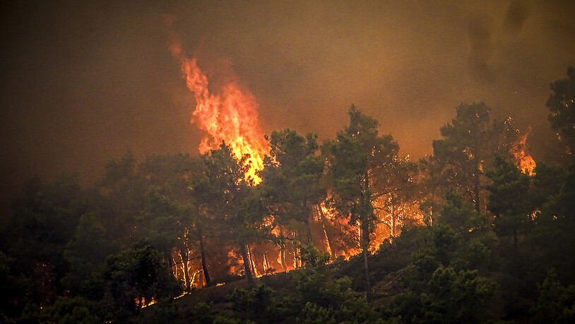 Auf der griechischen Ferieninsel Rhodos wüten derzeit grosse Waldbrände. Die Swiss fliegt die Insel trotzdem planmässig an.