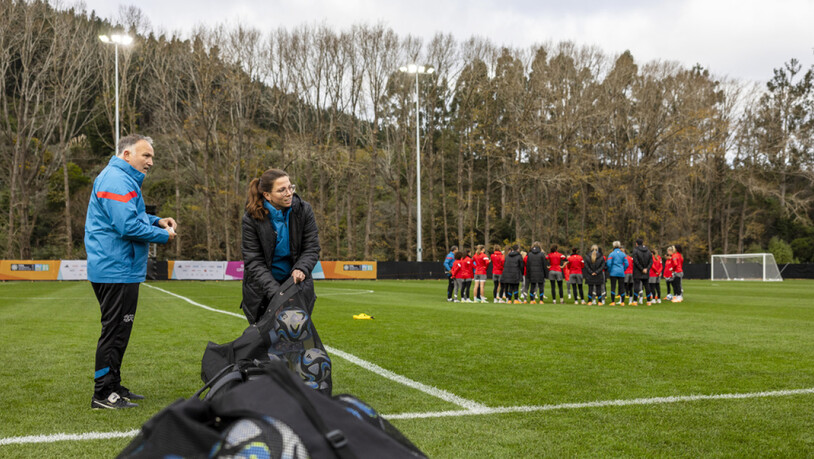 Materialwartin Martina Pfluger, in der Mitte, legt im Training in Dunedin dem Nationalteam die Bälle bereit.