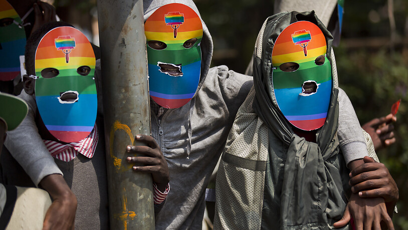 ARCHIV - Kenianische Schwule und Lesben nehmen an einer der seltenen Protestveranstaltungen gegen die harte Haltung Ugandas gegen Homosexualität teil. Foto: Ben Curtis/AP/dpa