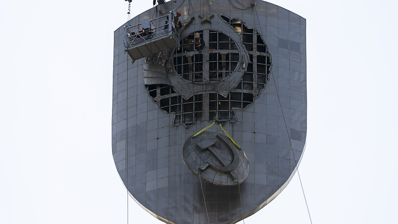 Von der riesigen Mutter-Heimat-Statue in Kiew werden Hammer und Sichel entfernt. Foto: Jae C. Hong/AP/dpa