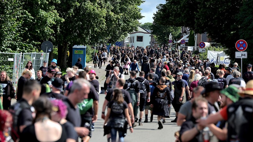 Metal-Fans in dem kleinen Ort Wacken am Rande des Festivalgeländes. Foto: Christian Charisius/dpa
