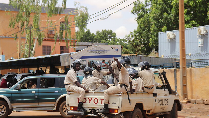 Nach dem Putsch im Niger sicherten Tausende dem Militär ihre Unterstützung zu. Darunter auch Polizisten. Foto: Djibo Issifou/dpa