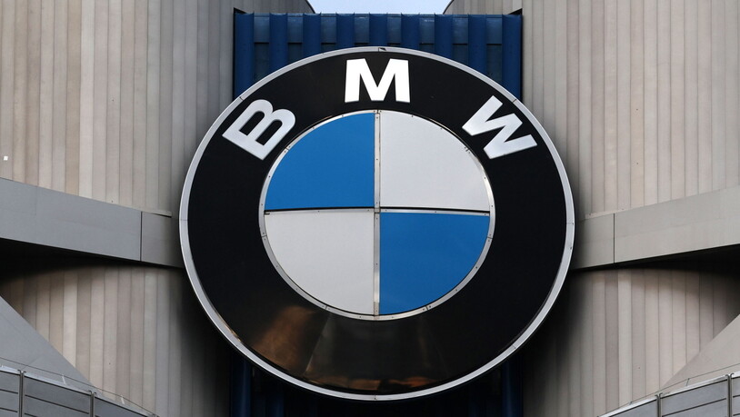 BMW hat im zweiten Quartal 2023 weniger verdient. Wegen des starken Tagesgeschäftes hat das Unternehmen dennoch den Jahresausblick für den Absatz und die Gewinnmarge vor Zinsen und Steuern erhöht. (Archivbild)