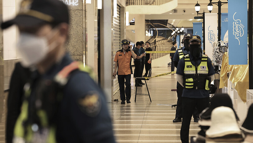 Polizeibeamte sperren den Tatort einer mutmaßlichen Attacke mit einer Stichwaffe  in der Nähe einer U-Bahn-Station ab. Bei dem mutmaßlichen Angriff sind nach Medienberichten mehrere Menschen verletzt worden. Foto: Hong Hae-in/Yonhap/AP/dpa