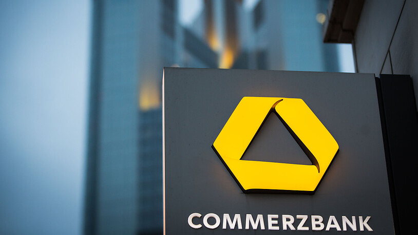 Die gestiegenen Zinsen haben die Commerzbank eine neuerliche Belastung durch die Schweizer-Franken-Kredite in Polen im zweiten Quartal verkraften lassen. Unter dem Strich steigerte das Institut den Gewinn um ein Fünftel auf 565 Millionen Euro. …