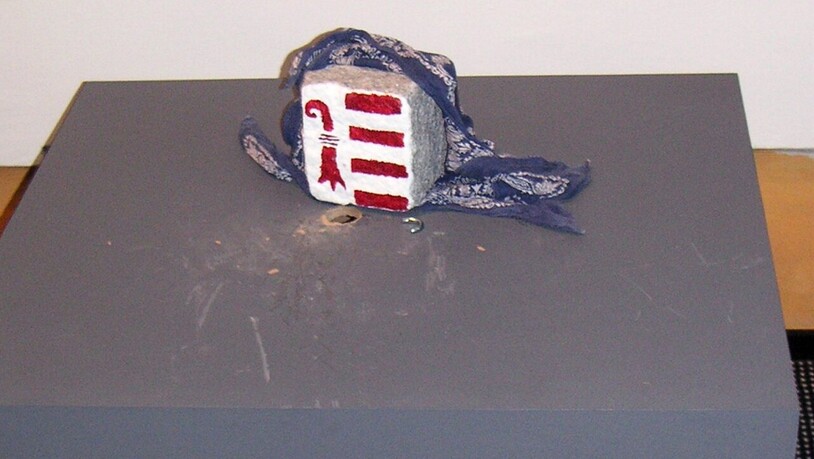 Bei zweiten Diebstahl hinterliessen die Täter 2005 im Hotel Victoria-Jungfrau in Interlaken anstelle des Unspunnensteins einen Pflasterstein mit einem aufgemalten Jura-Wappen. (Archivbild)
