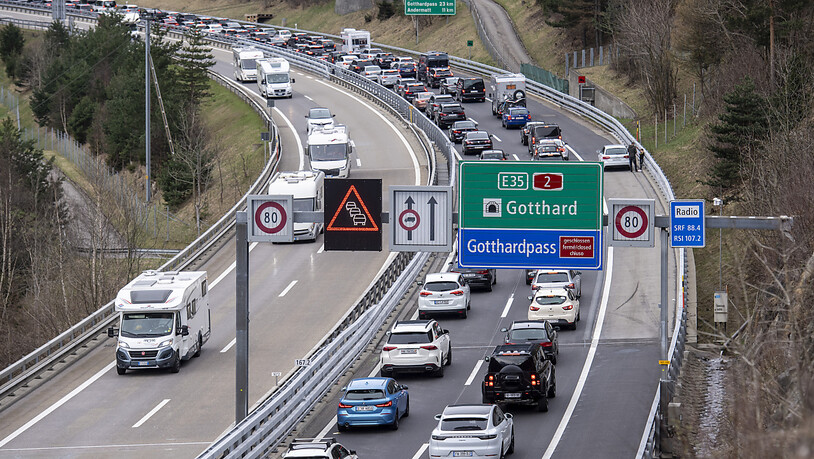 Auch am Sonntag ist die Fahrt in den Süden auf der Gotthard-Autobahn zur Geduldsprobe geworden. (Archivbild)