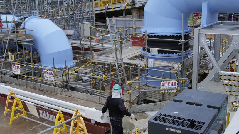 Japans Atomaufsichtsbehörde erteilte Anfang Juli die Genehmigung für die umstrittene Ableitung aufbereiteten Kühlwassers aus der Atomruine Fukushimas ins Meer. Foto: Hiro Komae/AP/dpa