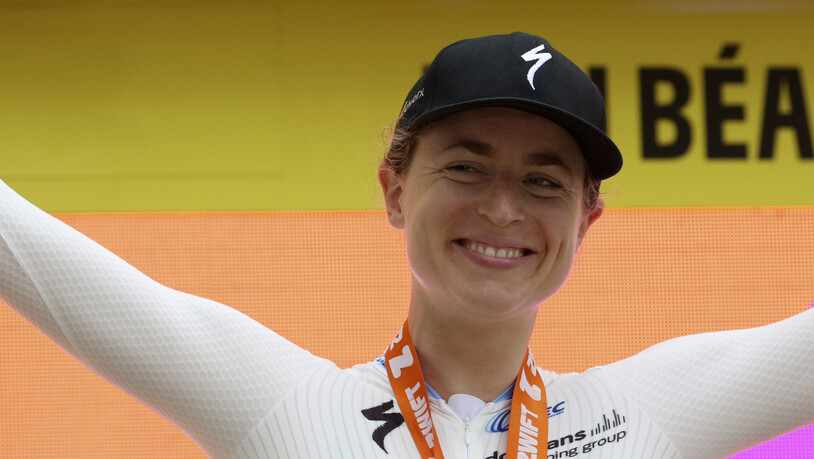 Ein gewohntes Bild: Marlen Reusser winkt nach einem Zeitfahren vom Podest - hier als Siegerin an der Tour de France in Pau