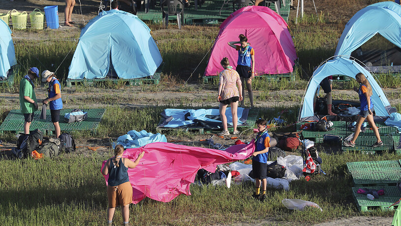 Teilnehmer des World Scout Jamboree bereiten sich darauf vor, einen Pfadfinderzeltplatz in Buan, Südkorea, zu verlassen. Foto: Kim Myung-nyeon/Newsis via AP/dpa - ACHTUNG: Nur zur redaktionellen Verwendung und nur mit vollständiger Nennung des…