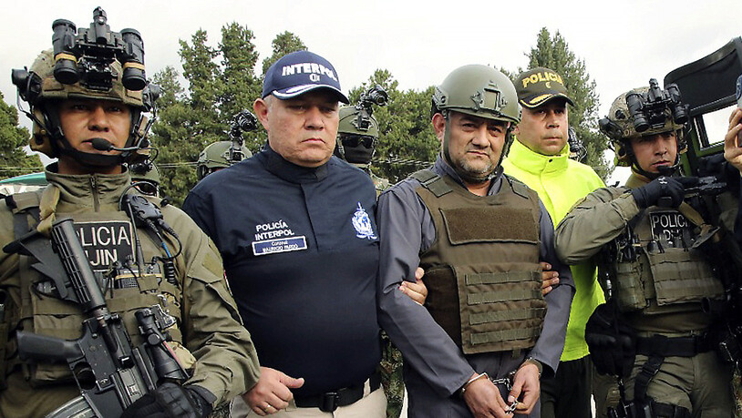 Kartellchef Dario Antonio Usuga alias Otoniel in Handschellen auf einem Militärflughafen in der kolumbianischen Hauptstadt Bogota vor seiner Auslieferung in die USA. (Archivbild)