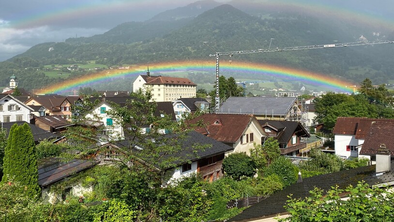 Leuchtende Farben: Auf Rita Schwitters Bild ist der eine Regenbogen direkt über dem Kloster in Näfels zu sehen.