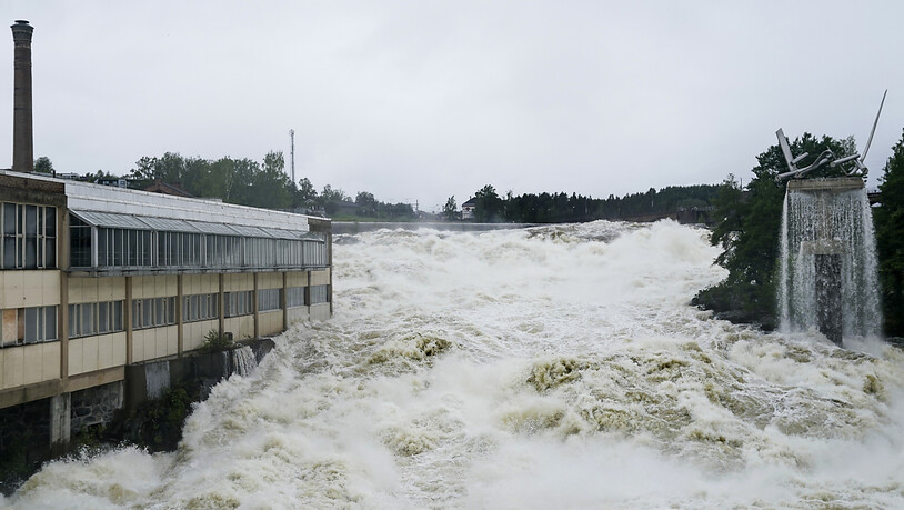 Der Fluss Storelva überschwemmt das Hoenefoss Center. Die extremwetterbedingten Überschwemmungen im Süden von Norwegen haben zu zahlreichen Erdrutschen und zur Evakuierung von Hunderten Menschen geführt. Foto: Annika Byrde/NTB Scanpix/AP/dpa