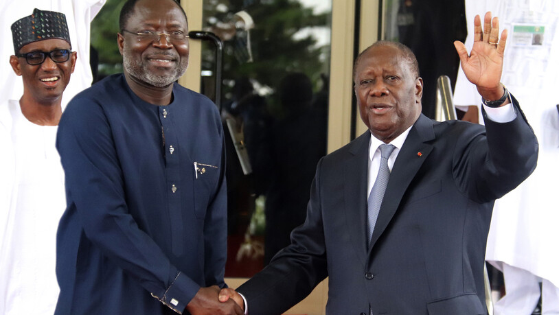 Omar Touray (l), Präsident der Ecowas-Kommission, begrüßt Alassane Ouattara, Präsident der Elfenbeinküste, zum Ecowas-Treffen. Zwei Wochen nach der Machtübernahme des Militärs im Niger hat die westafrikanische Staatengemeinschaft Ecowas über das weitere…