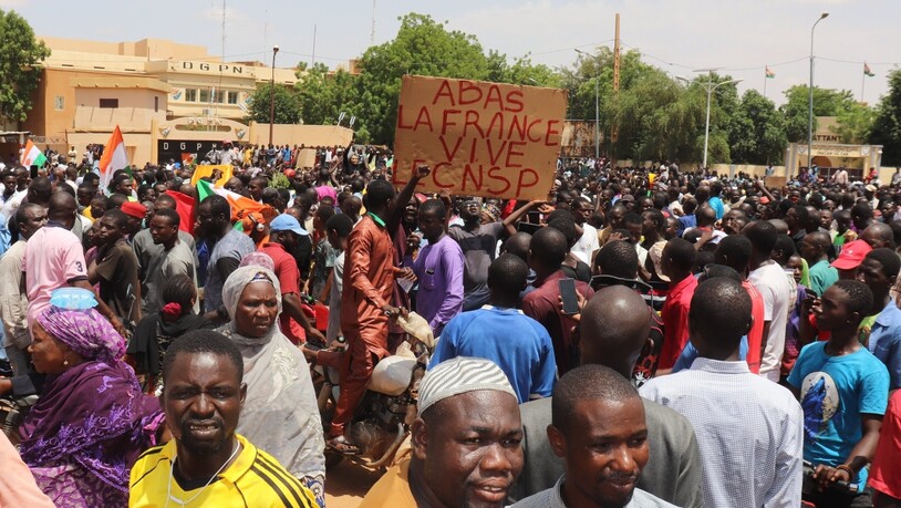 dpatopbilder - Demonstranten nehmen kurz nach dem Putsch Ende Juli in Nigers Hauptstadt Niamey an einem Marsch zur Unterstützung der Militärjunta teil. Foto: Djibo Issifou/dpa