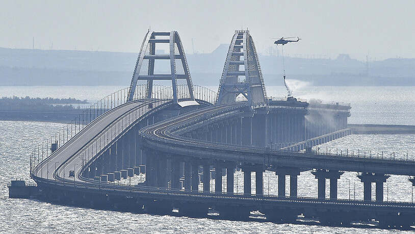 ARCHIV - An der Krim Brücke gab es erneute Explosionen. Russland spricht von abgewehrten Raketen. Foto: Uncredited/AP/dpa