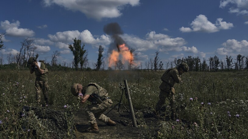 Ukrainische Soldaten feuern mit einem Mörser auf russische Stellungen an der Frontlinie bei Bachmut. Foto: Libkos/AP/dpa