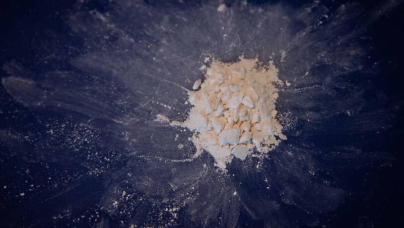ARCHIV - Gepresstes und hoch konzentriertes Kokain aus einem Kokainfund wird im Rahmen einer Pressekonferenz des Zolls Hamburg gezeigt. Die Linke in der Hamburgischen Bürgerschaft fordert kostenlose Analysemöglichkeiten für Drogen auch in der Hansestadt…
