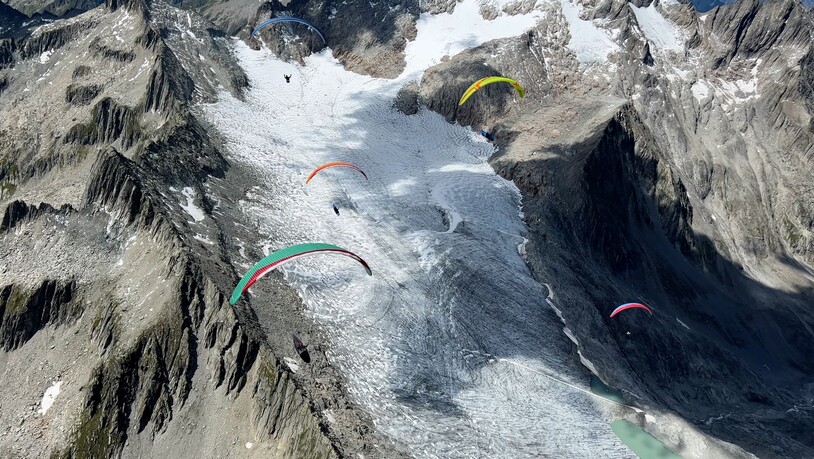 Blick von oben: Die Pilotinnen und Piloten fliegen über einen Gletscher.