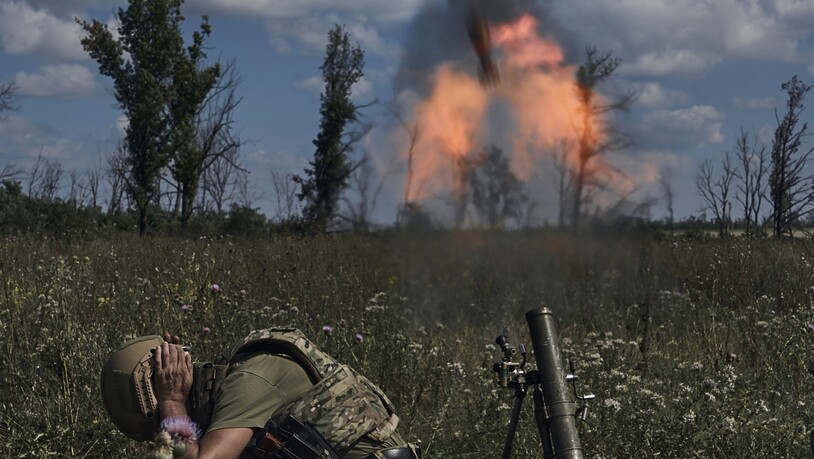 Ein ukrainischer Soldat feuert mit einem Mörser auf russische Stellungen an der Frontlinie bei Bachmut. Foto: Libkos/AP/dpa