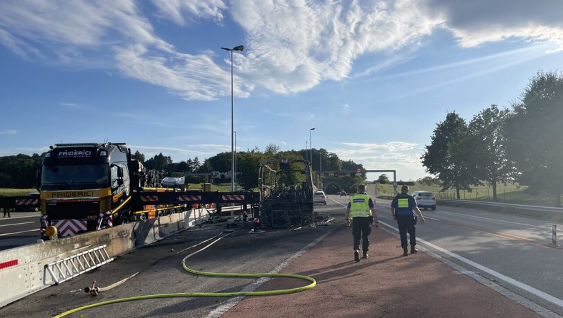Auf der Autobahn A1 im Kanton Waadt ist am Dienstagnachmittag ein Reisecar fast vollständig in Flammen aufgegangen. Die Insassen konnten das Fahrzeug rechtzeitig verlassen.