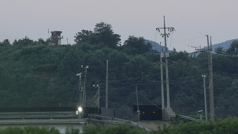 ARCHIV - Ein nordkoreanischer Wachposten bei Paju. Ein US-Amerikaner überquerte im Juli ohne Erlaubnis die innerkoreanische Grenze und wurde daraufhin festgenommen. Foto: Ahn Young-joon/AP/dpa