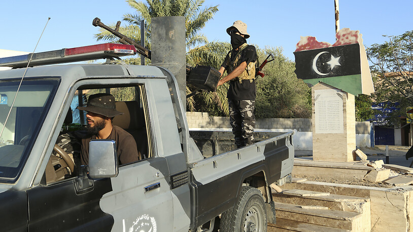 Ein Mitglied einer Sicherheitseinheit steht Wache an einem Geschütz. In Libyen haben sich verfeindete Milizen in der Hauptstadt Tripolis die schwersten Kämpfe seit Monaten geliefert, nachdem eine Miliz den Kommandeur der sogenannten 444. Brigade festnahm…
