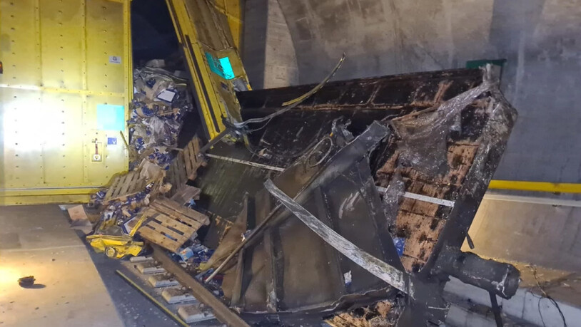 Im Gotthardtunnel entgleist: Der zerstörte Güterwagen rammte und beschädigte das gelbe Spurwechseltor.