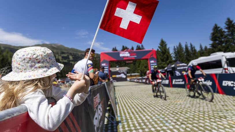 Einsamer Fan im Ziel: Dieses Mädchen hält in Lenzerheide die Schweizer Fahne hoch.