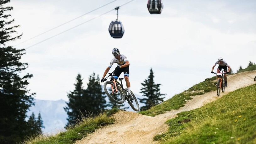 Nur fliegen ist schöner: Ein Mountainbiker lässt es auf einem Trail krachen.