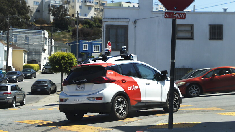 Nach der Kollision eines Cruise-Robotaxis in San Francisco haben die Behörden die Zahl der selbstfahrenden Autos eingeschränkt. (Archivbild)