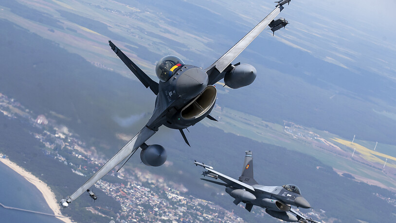 ARCHIV - Es wird wohl noch einige Monate dauern, bis die F-16-Kampfflugzeuge geliefert werden. Foto: Mindaugas Kulbis/AP/dpa