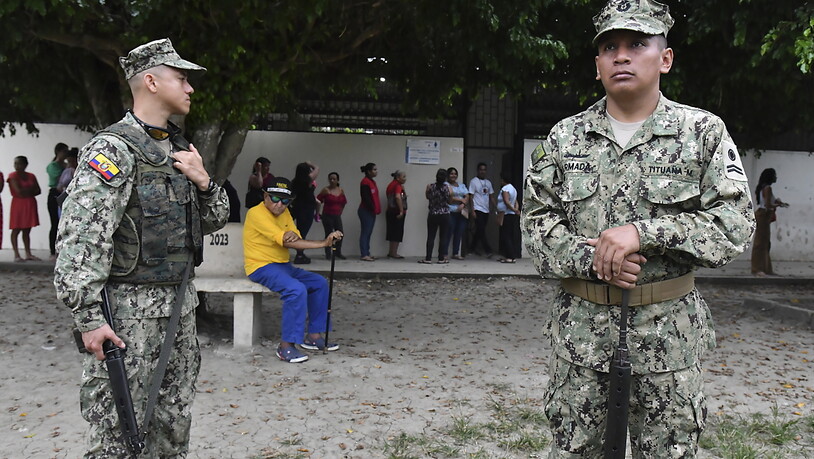 Soldaten bewachen ein Wahllokal in Ecuador. Foto: Ariel Ochoa/AP/dpa