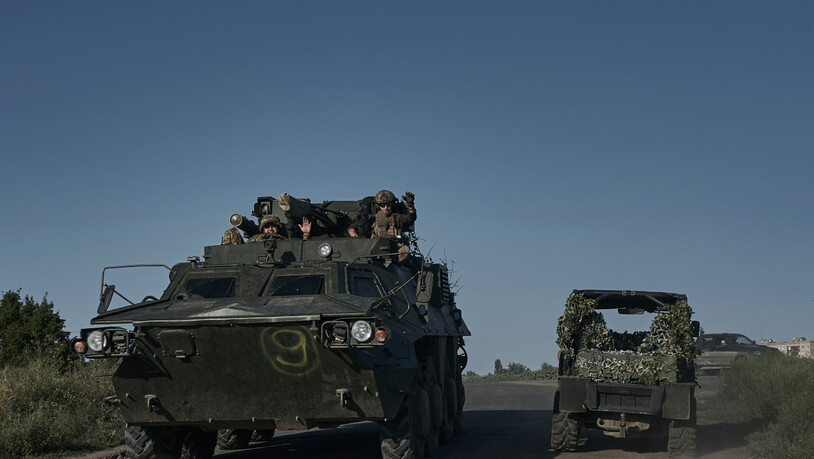 Ukrainische Soldaten fahren auf einem Mannschaftstransportwagen an der Frontlinie in der Nähe von Bachmut. Foto: LIBKOS/AP/dpa