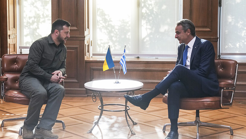 Wolodymyr Selenskyj (l), Präsident der Ukraine, spricht mit Kyriakos Mitsotakis, Ministerpräsident von Griechenland, während ihres Treffens in der Maximos-Villa. Foto: Petros Giannakouris/AP/dpa