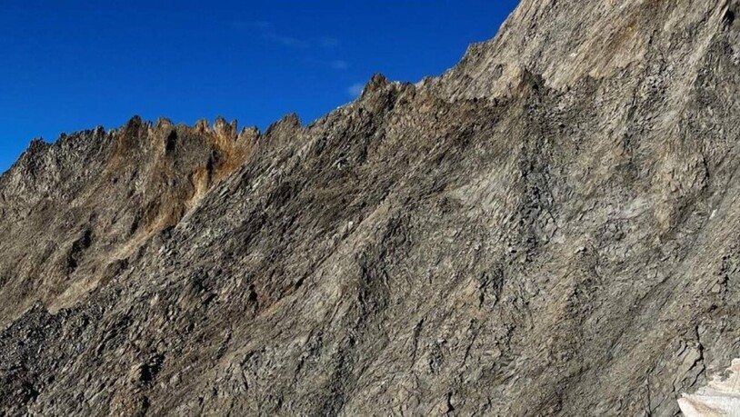 An der Ostrippe des Bietschhorns ist am Sonntag ein Bergsteiger wegen eines abgebrochenen Steins in den Tod gestürzt.
