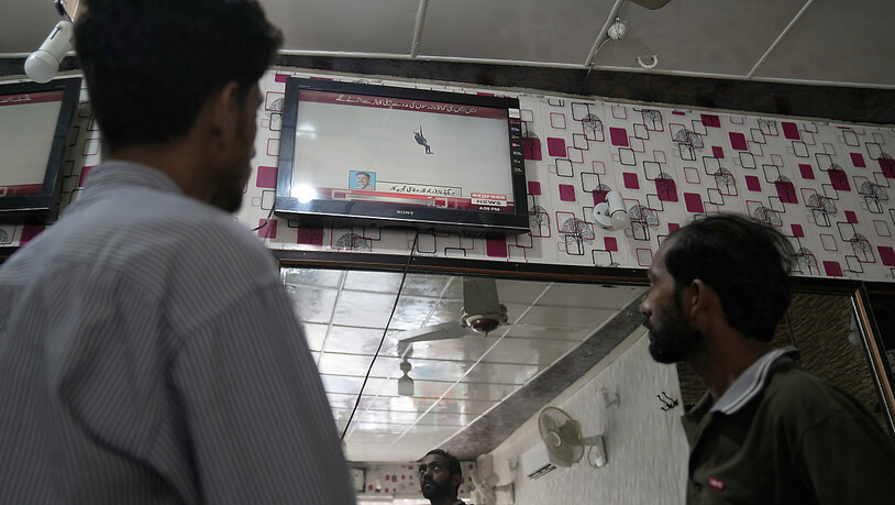 Die Rettungsaktion wird von vielen Menschen in Pakistan verfolgt. Foto: K.M. Chaudary/AP/dpa