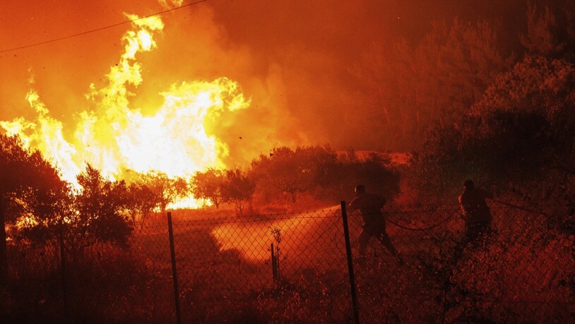 dpatopbilder - Feuerwehrleute versuchen, die Flammen in einem Wald im Dorf Avantas nahe der Stadt Alexandroupolis zu löschen. Foto: Achilleas Chiras/AP
