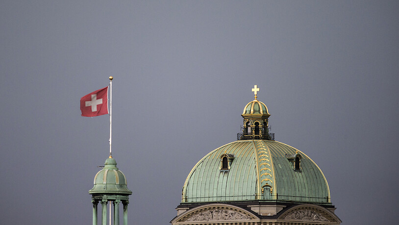 Vor allem aus dem Privatleben nährt sich die grosse Zufriedenheit in der Bevölkerung der Schweiz. (Archivaufnahme vom Bundeshaus in Bern, 2015 - mit Gewitterwolken im Hintergrund)