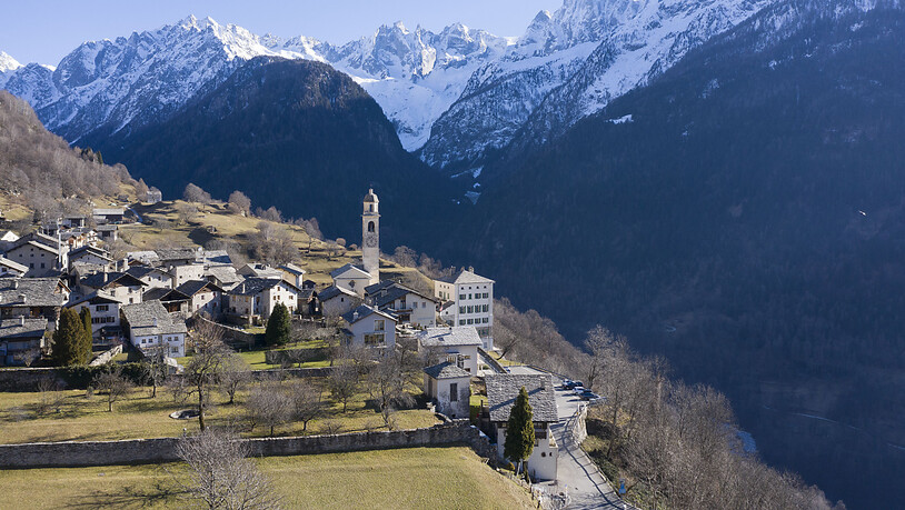 Blick auf das Dorf Soglio im Bergell im Kanton Graubuenden. Nach einem Murgang leben im Talfluss Maira praktisch keine Fische mehr. (Archivbild)