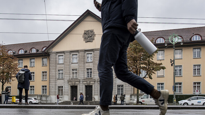 Staatsanwaltschaft und Verteidiger waren sich am Bezirksgericht Zürich einig, dass eine junge Frau ihren Vater in Todesangst erschossen hat. (Symbolbild)