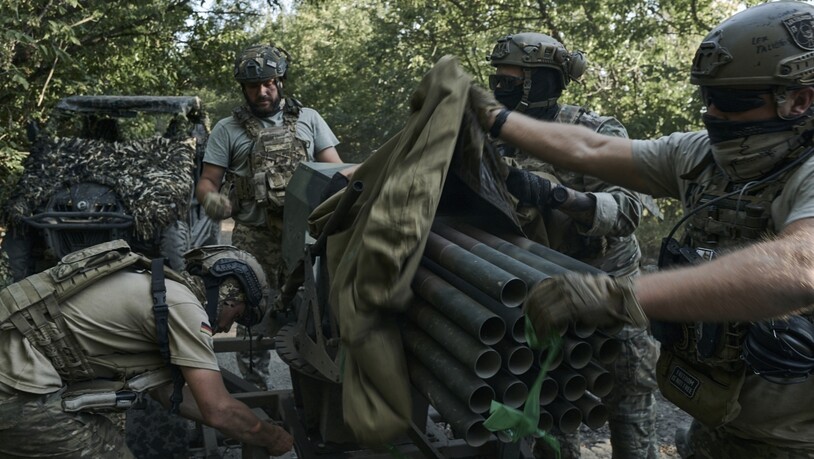 Ukrainische Soldaten bereiten ein Mini-Mehrfachraketen-System an der Frontlinie in der Nähe von Bachmut vor. Foto: LIBKOS/AP/dpa