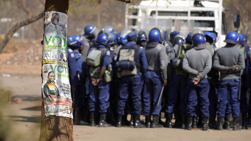 Heerscharen von Polizisten, bewaffnet mit Schlagstöcken, Tränengaskanistern und teilweise mit Gewehren, waren neben dem Ergebniszentrum zu sehen, als die Simbabwer nach Schließung der Wahllokale am 24.08.2023 gespannt auf das Ergebnis der…