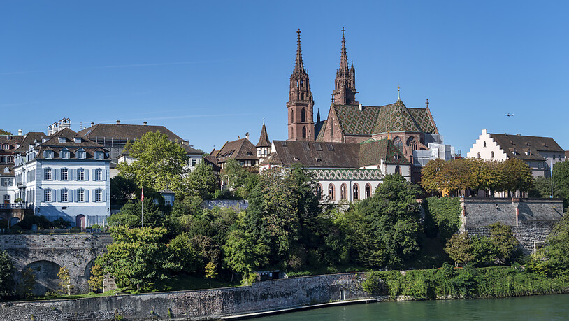 In Basel einen Sprengstoffanschlag verübt und weitere geplant haben zwei Schweizer, gegen die nun Anklage erhoben wurde. (Symbolbild mit Basler Münster)