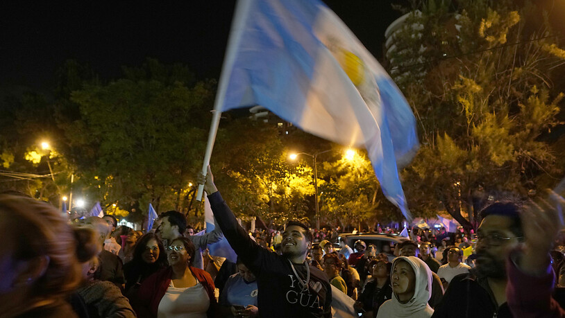 Anhänger des Präsidentschaftskandidaten Arevalo feiern den Sieg. Die unterlegene Partei fechtet den Sieg jetzt an. Foto: Moises Castillo/AP