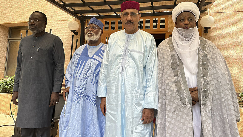 HANDOUT - Mousa Tourey (l-r), Präsident der ECOWAS-Kommission, Abdulsalami Abubakar, ECOWAS-Sonderbeauftragte für die Republik Niger, Mohamed Bazoum, abgesetzter nigrische Präsident, und Alhaji Muhammad Saad Abubakar III, Sultan von Sokoto, posieren für…
